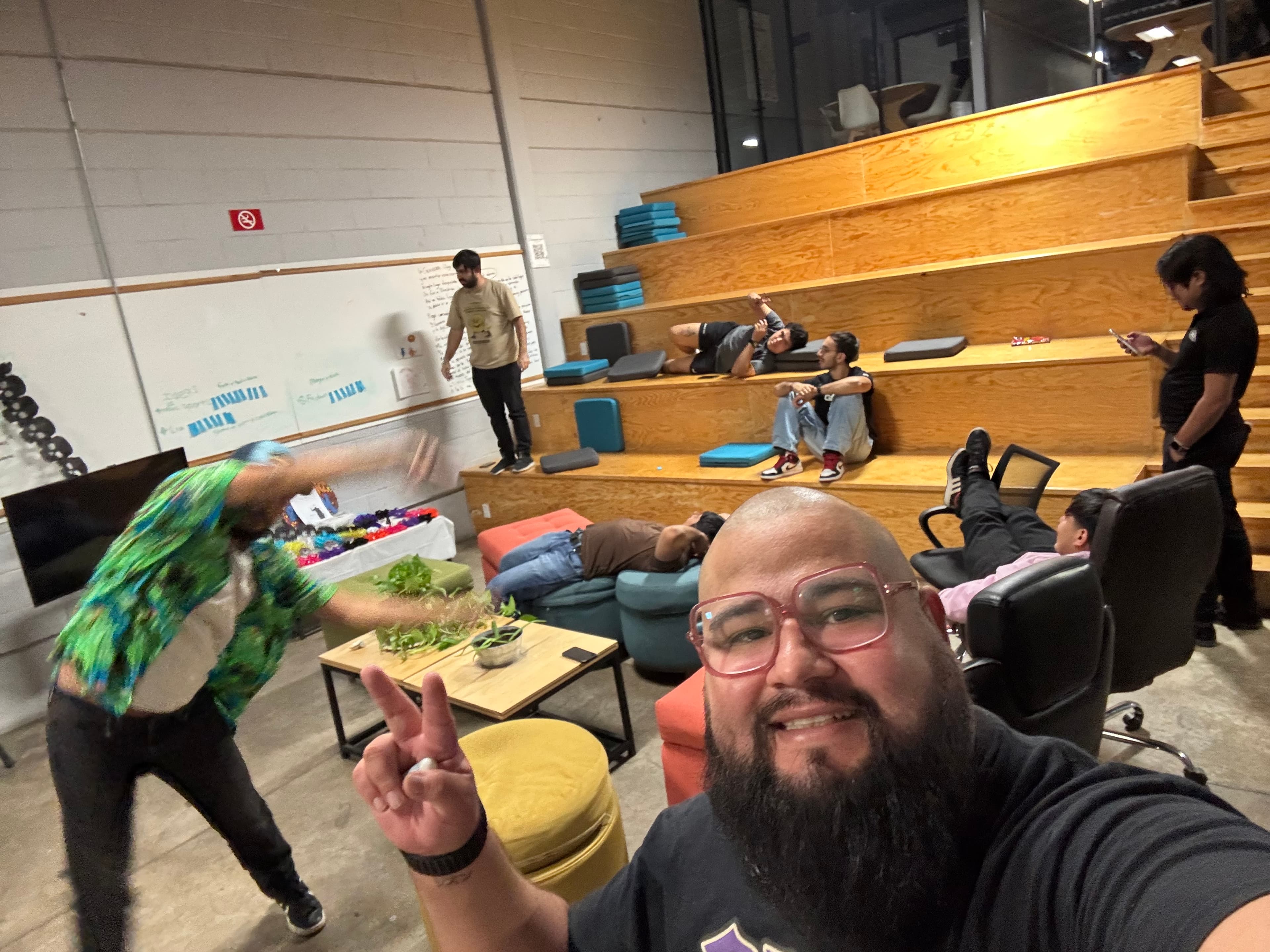 el crew en la oficina de tres por tres